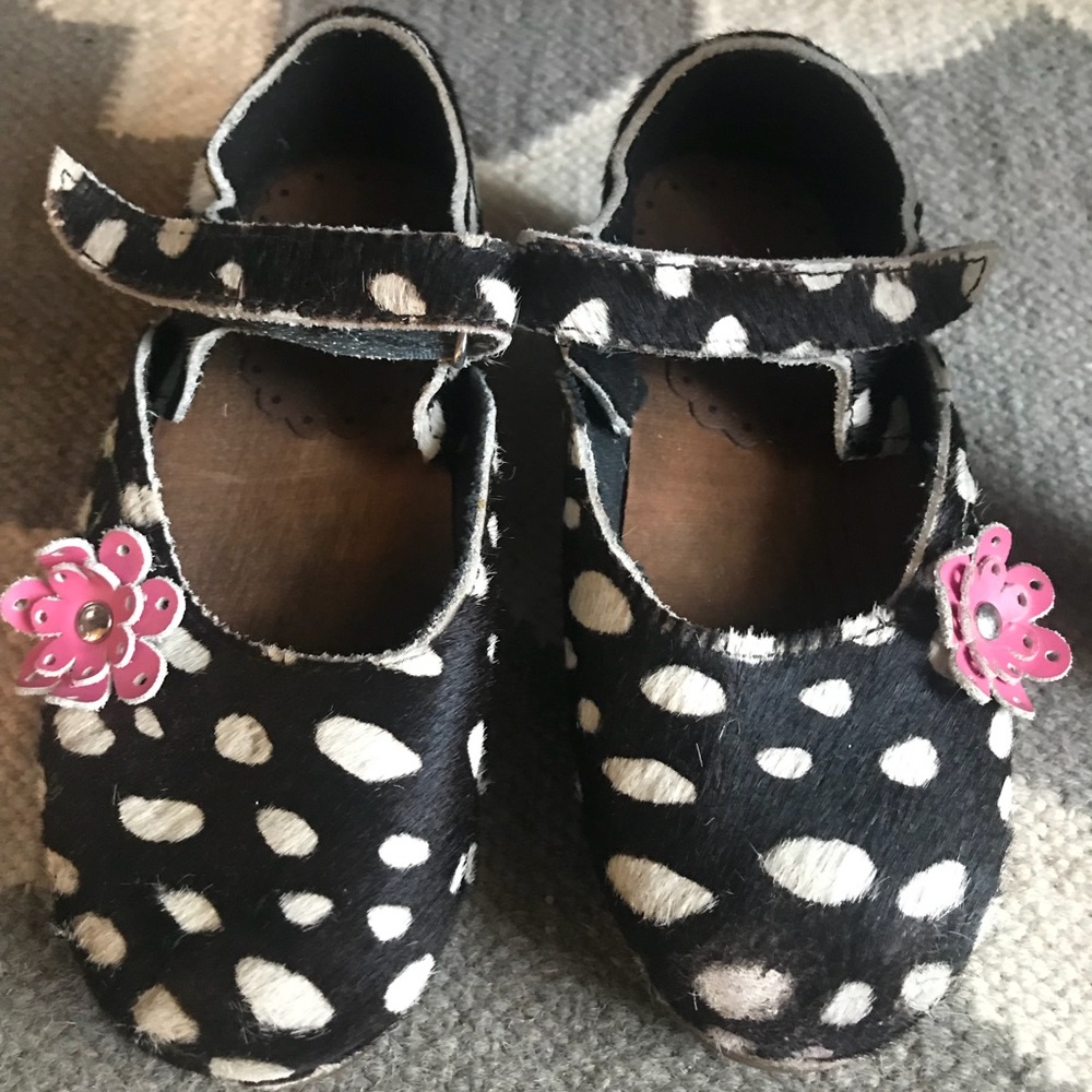 Hanna Andersson black and white dot clogs. Size 29